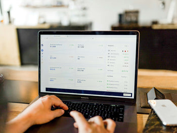 Pessoa usando um laptop com uma tela de métricas de desempenho de e-commerce.